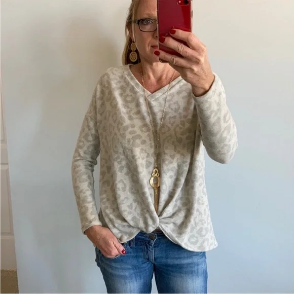 Leopard Print V-Neck Women Top - Picture 3 of 6